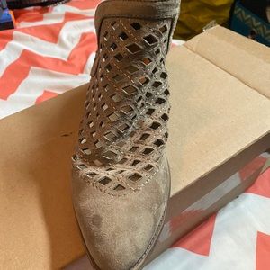 Women’s ankle booties